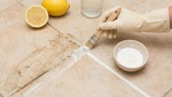Mix 3 pantry staples and wipe them on dirty grout: in 15 minutes it looks like new and cleaners say it’s unfair competition
