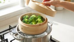 Neither boiled nor raw : the best way to cook broccoli to preserve maximum antioxidant vitamins