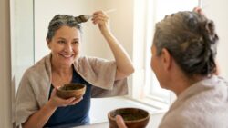 Goodbye to traditional hair dyes: a new trend is emerging that naturally covers grey hair while helping people look younger