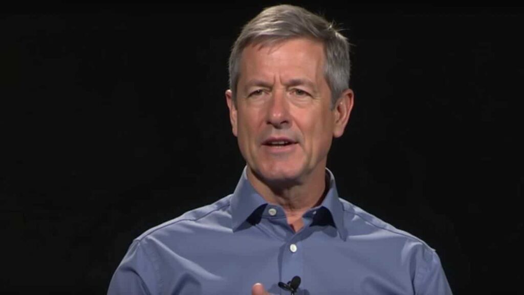 as-elon-musk-bill-gates-and-mark-zuckerberg-predict-the-end-of-the-smartphone-apples-ceo-takes-a-radically-different-stance